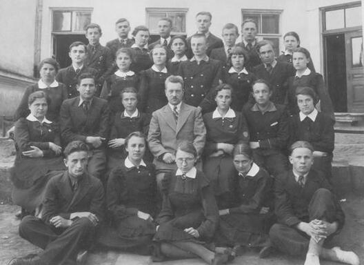 viera_bielakoz_siarod_navucencau_v_lienskaj_bielaruskaj_h_mnaz_u_piershym_radzie_siadz_cj_druhaja_sprava_1939_h_.jpg viera_bielakoz_siarod_navucencau_v_lienskaj_bielaruskaj_h_mnaz_u_piershym_radzie_siadz_cj_druhaja_sprava_1939_h_.jpg