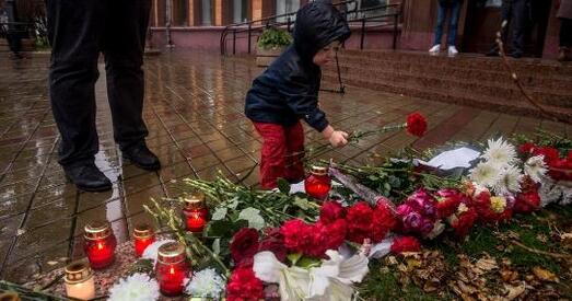 Беларусы нясуць кветкі да амбасады Францыі ў Мінску (фотарэпартаж)