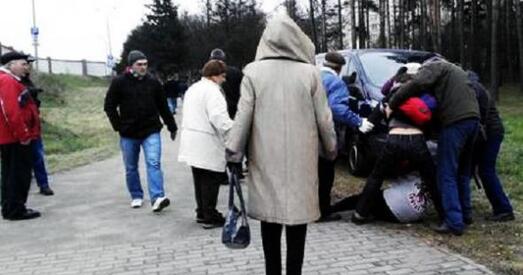 Удзельнікаў шэсця ў Курапаты спрабавалі затрымаць за ўкраінскія сцягі