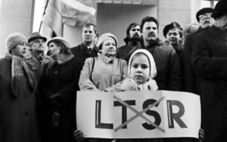 zmones_prie_auksciausiosios_tarybos_rumu_67396480.jpg zmones_prie_auksciausiosios_tarybos_rumu_67396480.jpg