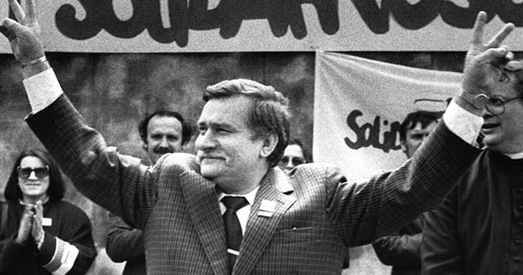 Польшча. Лех Валенса заклікаў паліць падручнікі