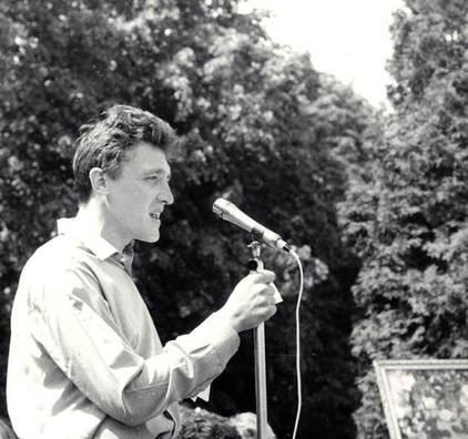 Адам Глобус чытае вершы ў скверы Янкі Купалы, 1985 год Адам Глобус чытае вершы ў скверы Янкі Купалы, 1985 год