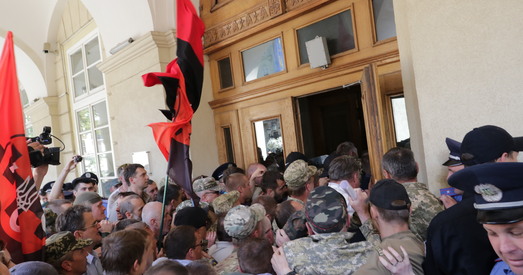 У гарсавеце Львова беспарадкі, сілавікі ўжылі слезацечны газ