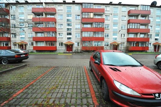 hruschjovka_s_parkovkoj.jpg hruschjovka_s_parkovkoj.jpg