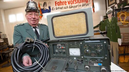 Дырэктар Паліцэйскага музея ў Зальцкотэне Фелікс Хофман у арыгінальнай уніформе тых гадоў Дырэктар Паліцэйскага музея ў Зальцкотэне Фелікс Хофман у арыгінальнай уніформе тых гадоў