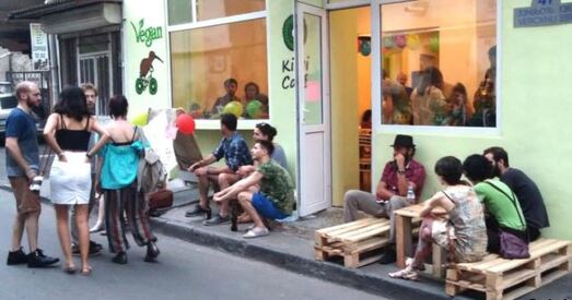 Экстрэмісты з каўбасой атакавалі веганаў у кафэ