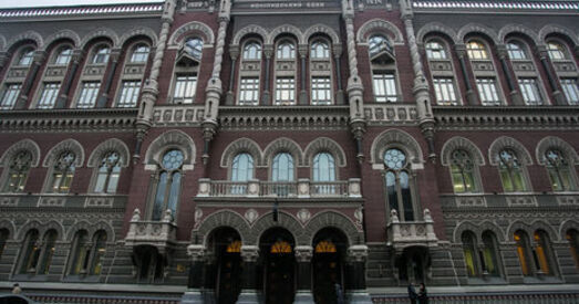 У маі ўкраінцы прадалі ў 10 разоў больш валюты, чым набылі