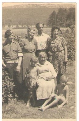 anatol_kuncev_ch_z_bratam_zhonkaj_bratavoj_mac_z_sinam_1947_g_.jpg anatol_kuncev_ch_z_bratam_zhonkaj_bratavoj_mac_z_sinam_1947_g_.jpg