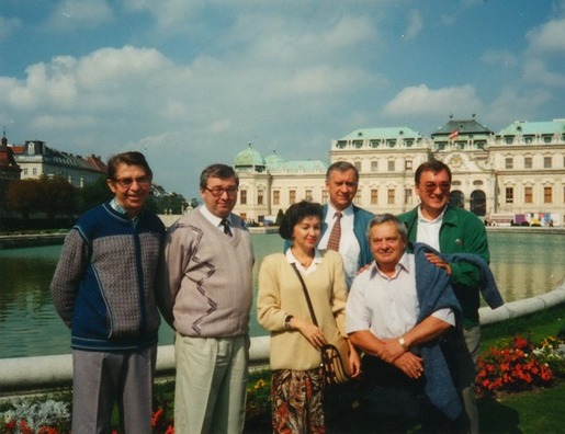 Крайні злева — Рыгор Вячорка. На другім плане злева — Міхаіл Мясніковіч. Вена, 1994. Крайні злева — Рыгор Вячорка. На другім плане злева — Міхаіл Мясніковіч. Вена, 1994.