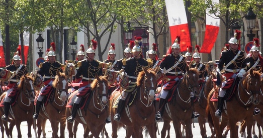 Ніякіх танкаў, толькі коні. 8 мая ў Парыжы (фота)