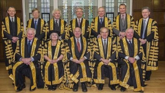 Суддзі Вярхоўнага суда. Пытанне пра "брэксіт" настолькі істотнае, што ўпершыню з моманту стварэння Вярхоўнага суда яго разглядалі ўсе 11 суддзяў. На здымку іх 12, але лорд Тулсан — крайні злева ў верхнім шэрагу — сышоў у адстаўку. Фота PA Суддзі Вярхоўнага суда. Пытанне пра "брэксіт" настолькі істотнае, што ўпершыню з моманту стварэння Вярхоўнага суда яго разглядалі ўсе 11 суддзяў. На здымку іх 12, але лорд Тулсан — крайні злева ў верхнім шэрагу — сышоў у адстаўку. Фота PA