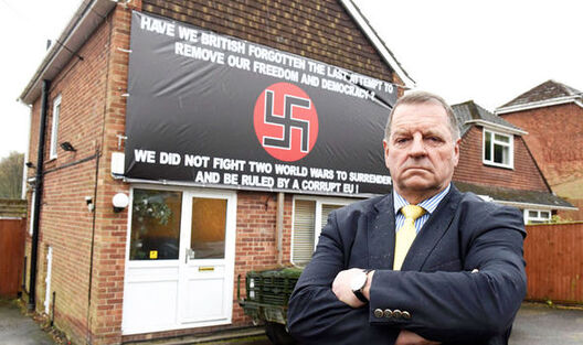 Прыхільнік Brexit. «Не для таго дзяды ваявалі, каб намі кіраваў прагнілы ЕС!». Фота Solent News Прыхільнік Brexit. «Не для таго дзяды ваявалі, каб намі кіраваў прагнілы ЕС!». Фота Solent News