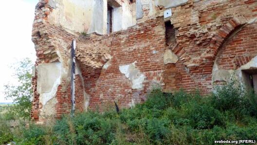 Ад аднаго крыла замка засталася адна сцяна Ад аднаго крыла замка засталася адна сцяна