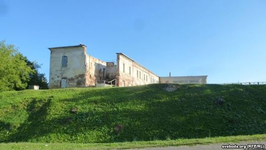 Замак з далечыні. Разбураная веліч Замак з далечыні. Разбураная веліч