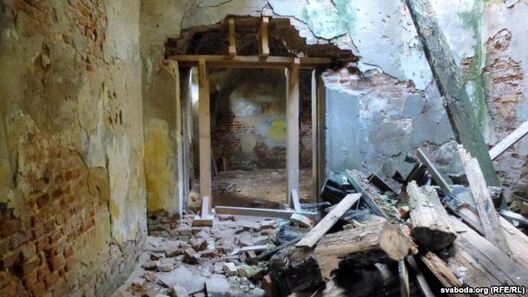 Замак знутры. Аварыйныя элемэнты прыбралі, але вывезці забылі Замак знутры. Аварыйныя элемэнты прыбралі, але вывезці забылі