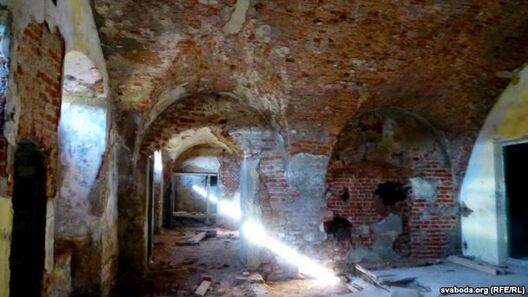 Замак трымаецца дзякуючы старым зводам і сценам у мэтар таўшчынёю Замак трымаецца дзякуючы старым зводам і сценам у мэтар таўшчынёю