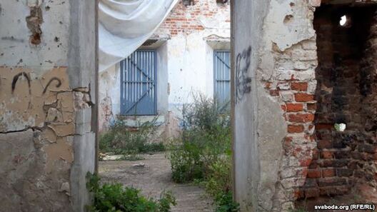 Другі паверх замка зарастае. Справа — пабураны дымаход. Шукалі скарбаў Другі паверх замка зарастае. Справа — пабураны дымаход. Шукалі скарбаў