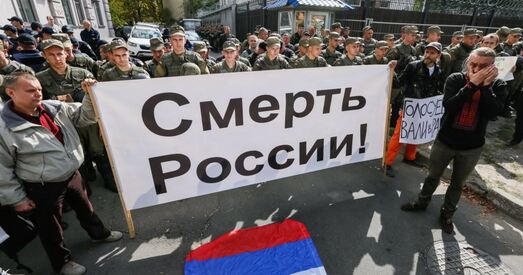 Каля пасольства Расіі ў Кіеве спалілі расійскі сцяг