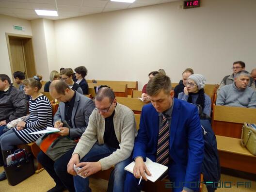 Алег Папчэня (пасярэдзіне), прадстаўнік прафсаюза РЭП Андрэй Стрыжак (справа), юрыст Юры Белякоў Алег Папчэня (пасярэдзіне), прадстаўнік прафсаюза РЭП Андрэй Стрыжак (справа), юрыст Юры Белякоў