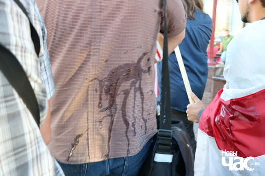 Нехта з вакны кінуў яйка ў калону Нехта з вакны кінуў яйка ў калону