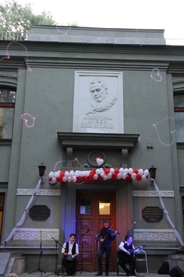 13/23 img_2389_logo.jpg