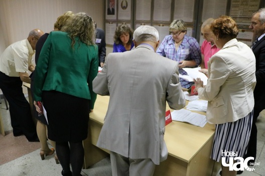 Сябры камісіі на выбарчым участку 607 падлічваюць бюлетэні Сябры камісіі на выбарчым участку 607 падлічваюць бюлетэні