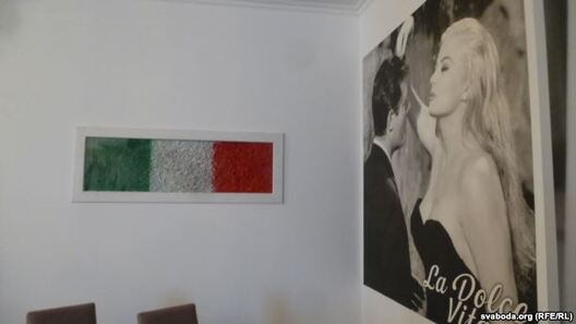 Інтэр’ер з італьянскім трыкалорам, выкладзеным з пасты Інтэр’ер з італьянскім трыкалорам, выкладзеным з пасты