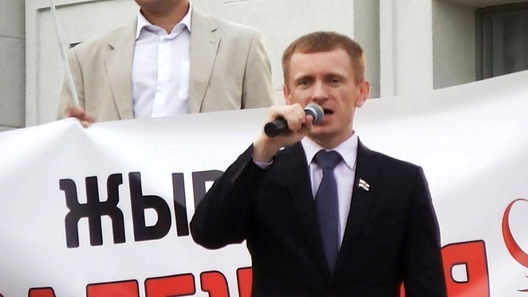 Аляксей Янукевіч прамаўляе на мітынгу Аляксей Янукевіч прамаўляе на мітынгу