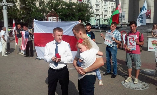 Аляксей Янукевіч узнагароджвае Змітра Дашкевіча памятным знакам за ўдзел у «вулічнай барацьбе» Аляксей Янукевіч узнагароджвае Змітра Дашкевіча памятным знакам за ўдзел у «вулічнай барацьбе»
