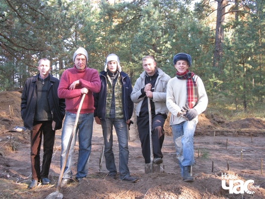 Ігар Язэпенка (другі злева) сярод студэнтаў — сённяшніх супрацоўнікаў і аспірантаў Інстытуту гісторыі Нацыянальнай акадэміі навук Беларусі падчас раскопак на неалітычнай стаянцы Сведкае–2 Рэчыцкага раёна, што на Гомельшчыне (кастрычнік 2009) Ігар Язэпенка (другі злева) сярод студэнтаў — сённяшніх супрацоўнікаў і аспірантаў Інстытуту гісторыі Нацыянальнай акадэміі навук Беларусі падчас раскопак на неалітычнай стаянцы Сведкае–2 Рэчыцкага раёна, што на Гомельшчыне (кастрычнік 2009) 