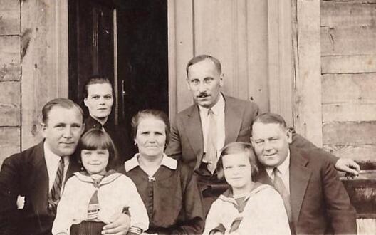 kastus_k_sli_zleva_z_sjam_joj_rodnim_bratam_1930_ja_gadi.jpeg kastus_k_sli_zleva_z_sjam_joj_rodnim_bratam_1930_ja_gadi.jpeg