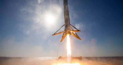 SpaceX апублікавала новае відэа пасадкі ракеты Falcon 9 на платформу ў акіяне