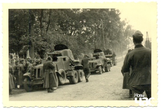 Немцы разглядаюць савецкія бранявікі. Заходняя Беларусь, верасень 1939 года Немцы разглядаюць савецкія бранявікі. Заходняя Беларусь, верасень 1939 года