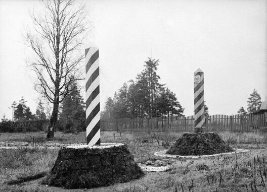 Памежныя слупы на савецка-польскай мяжы пад Мінскам Памежныя слупы на савецка-польскай мяжы пад Мінскам