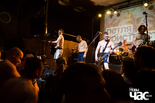 На біс група, у адпаведнасці з апошнім трэндам, выйшла голая па пояс. На біс група, у адпаведнасці з апошнім трэндам, выйшла голая па пояс.