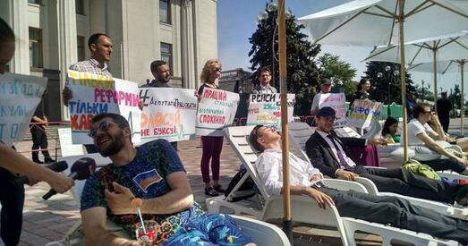 Украіна. Пад сценамі Вярхоўнай Рады зладзілі пляж для нардэпаў (фота)