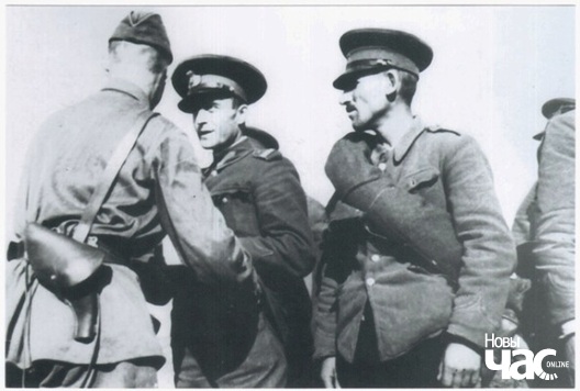 Савецкі афіцэр абшуквае палонных румынскіх памежнікаў Савецкі афіцэр абшуквае палонных румынскіх памежнікаў