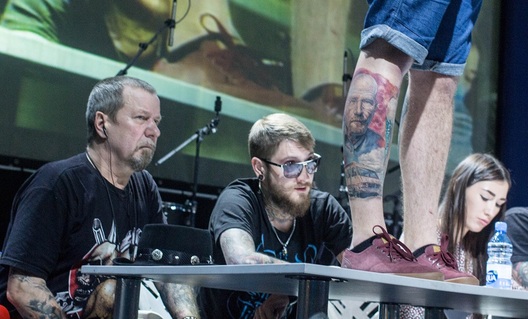 u_hlocpa_na_adnoj_naze_partret_dzheka_n_kalsana_na_drugoj_brajana_krensana_logo.jpg u_hlocpa_na_adnoj_naze_partret_dzheka_n_kalsana_na_drugoj_brajana_krensana_logo.jpg