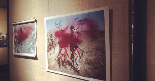 На адкрыцці выставы ў Маскве здымкі беларуса Аляксандра Васюковіча аблілі фарбай