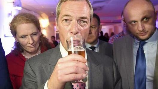 Найджэл Фрадж п'е за тое, што "Вялікабрытанія нарэшце прагаласавала за сваю незалежнасць". Фота Еўраньюс Найджэл Фрадж п'е за тое, што "Вялікабрытанія нарэшце прагаласавала за сваю незалежнасць". Фота Еўраньюс