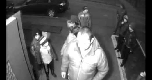 На тату, які трымаў чужое дзіця, пакуль яго сын біў, пачалі крымінальную справу