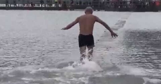 Шааліньскі манах прабег па вадзе па фанерных дошчачках