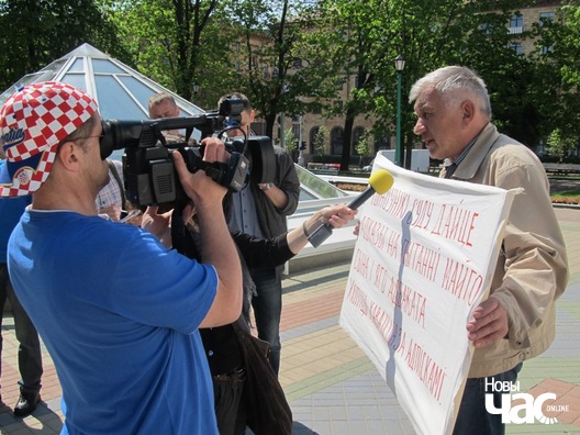 Алесь Каваленка падчас пікетавання на плошчы Свабоды 12 мая Алесь Каваленка падчас пікетавання на плошчы Свабоды 12 мая