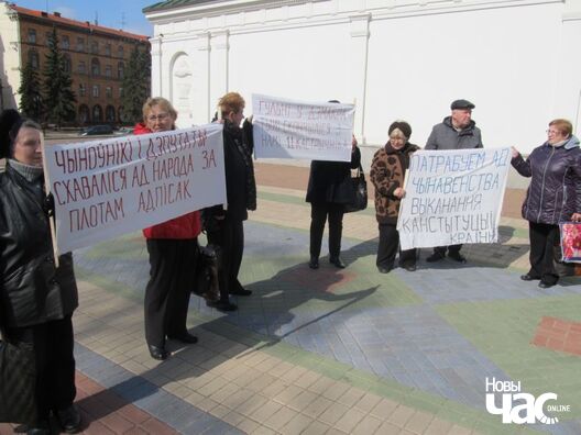 Валянціна Каваленка (другая злева) пад час пікету 31 сакавіка на пляцы Волі ў Мінску Валянціна Каваленка (другая злева) пад час пікету 31 сакавіка на пляцы Волі ў Мінску 